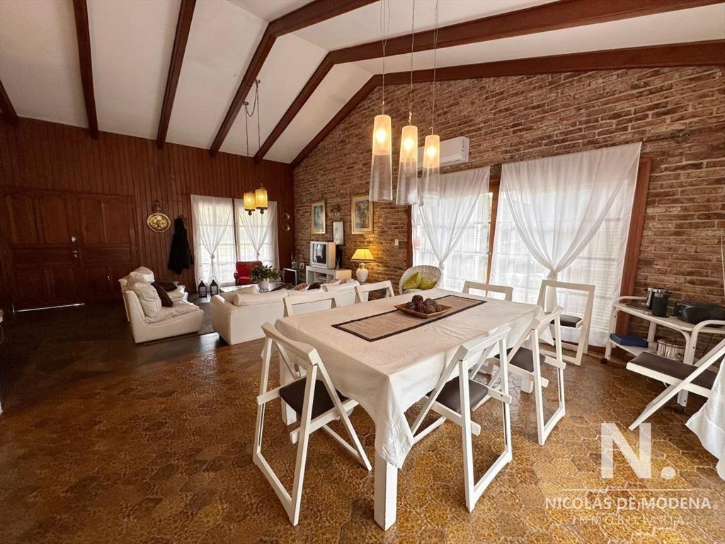 Casa de 3 Dormitorios mas Dependencia de Servicio en venta,