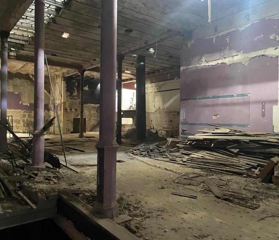 Venta de gran local comercial a reciclar Ciudad Vieja 2146m