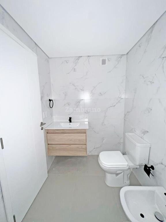 Venta de apartamento con jardín a estrenar.