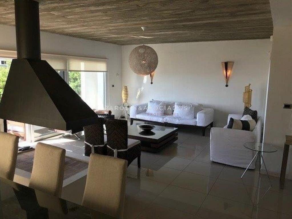 Hermosa casa en venta de 4 dormitorios frente al mar en Mon
