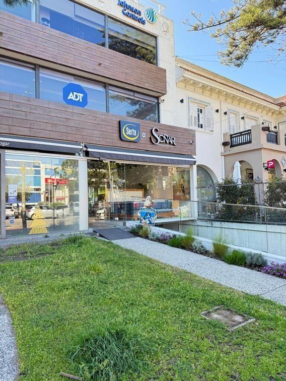 Venta local comercial con renta en Carrasco – Arocena esqui