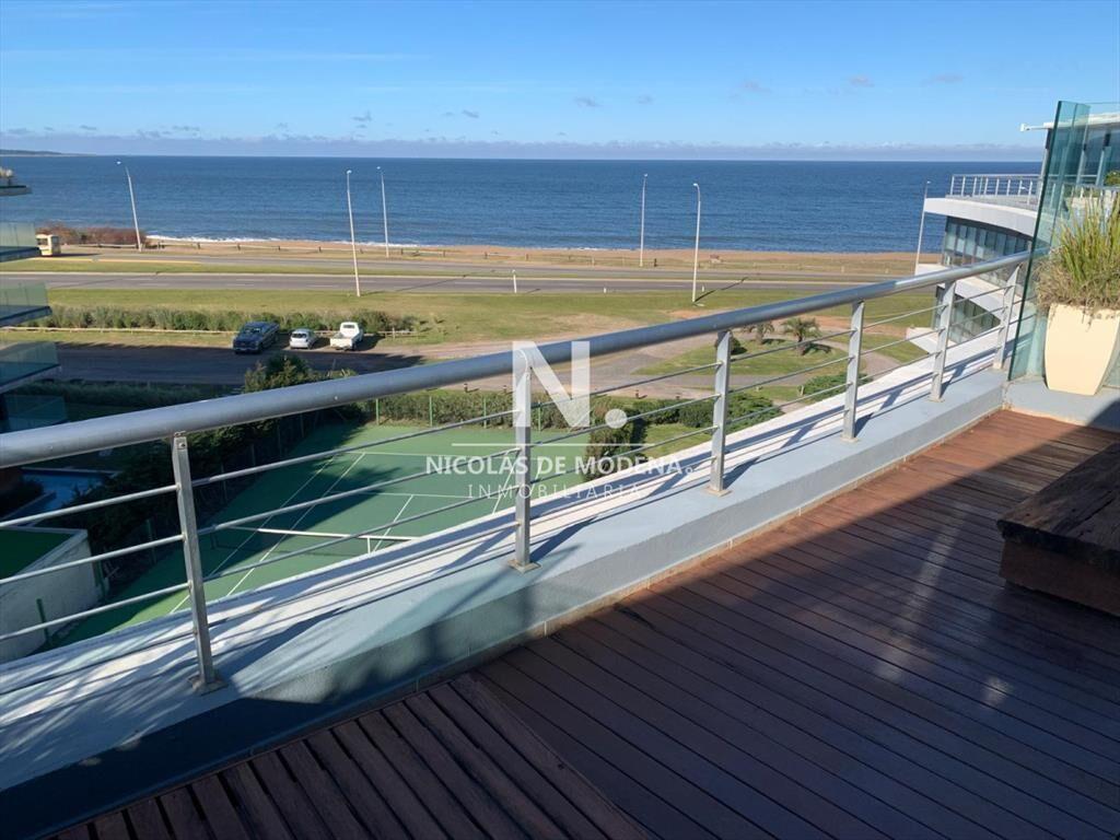 vende pent house duplex en playa mansa punta del