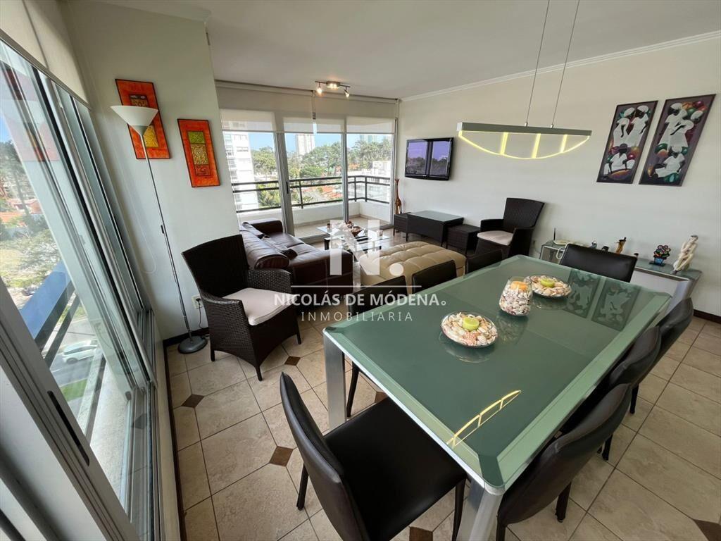 En venta apartamento de 3 dormitorios en Punta