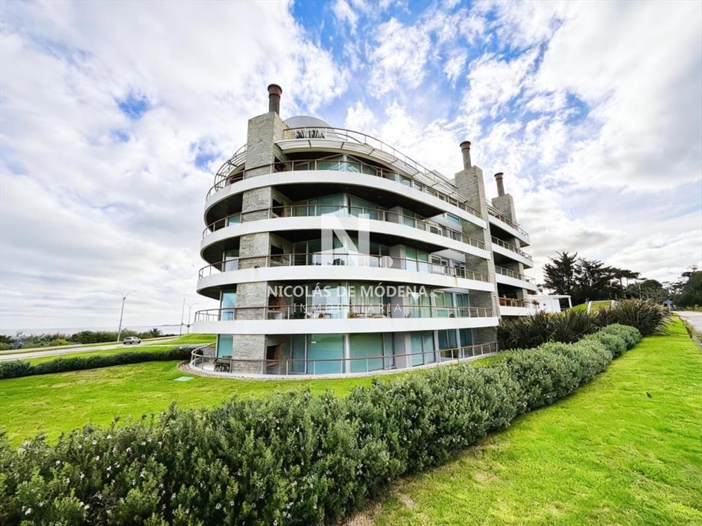 Apartamento en primera linea playa mansa, 3 dormitorios
