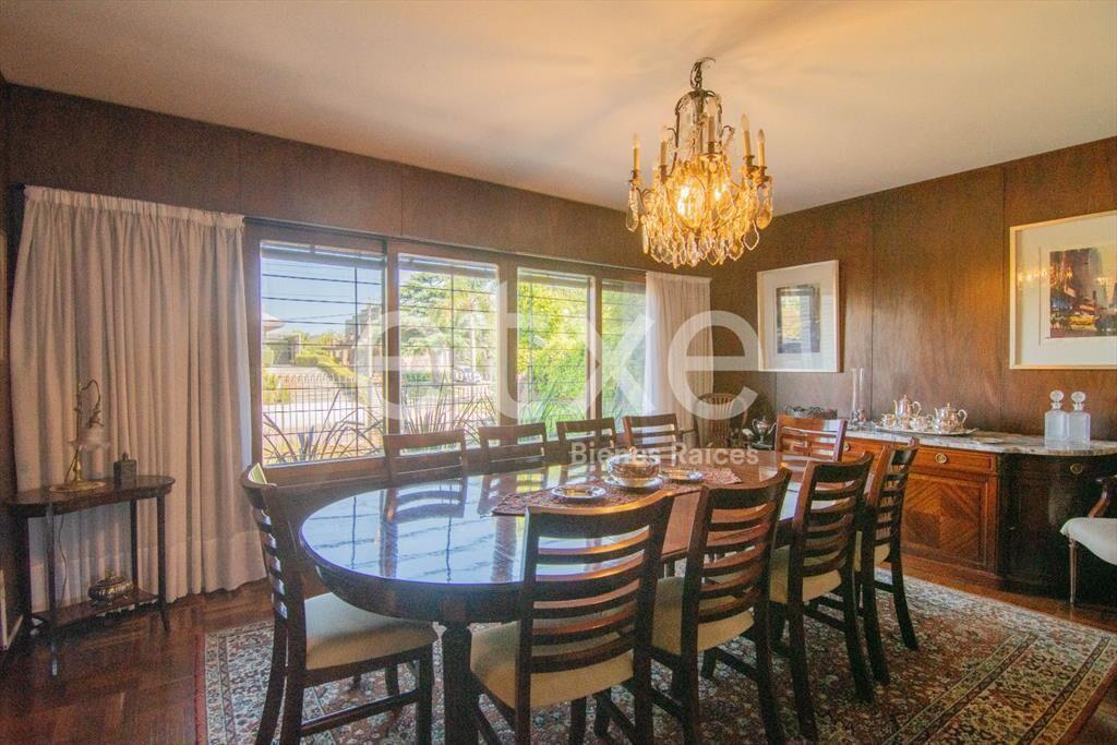 Venta de Casa con enrome jardín en Carrasco...