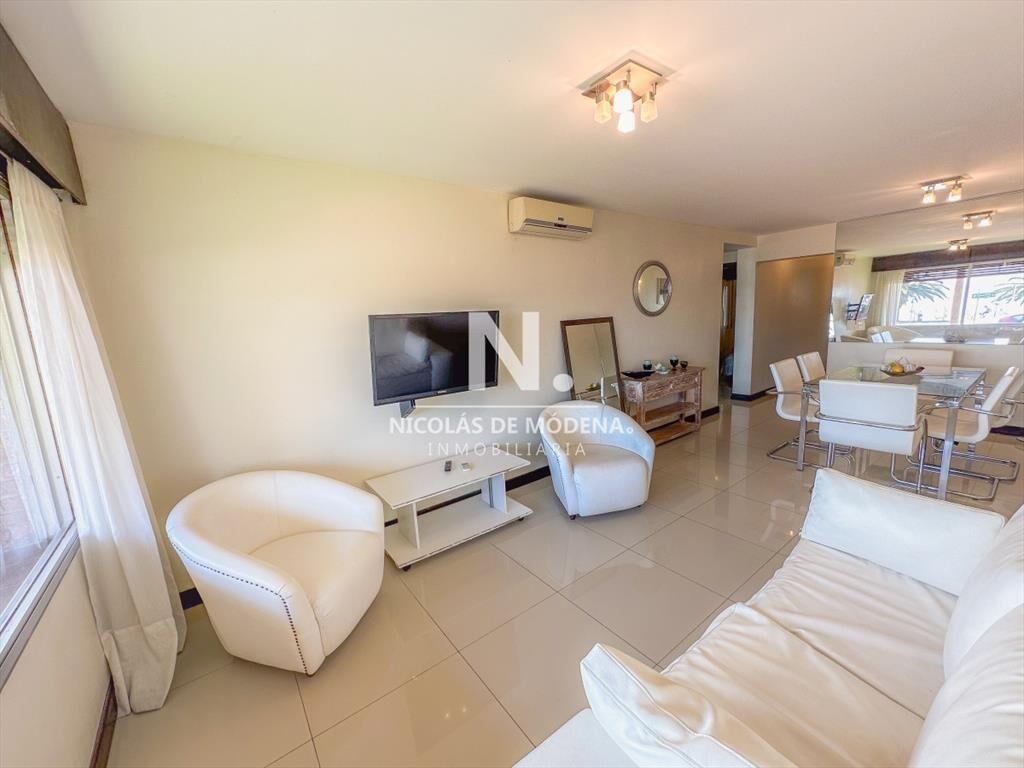 Vende impecable apartamento de 2 Dormitorios, a