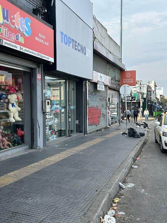 Venta Esquina Paso Molino – 3 Locales Comerciales con Renta