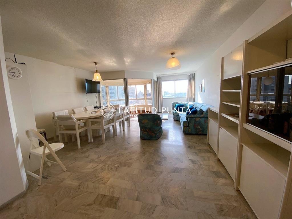 Apartamento en Roosevelt, piso alto de 3 más