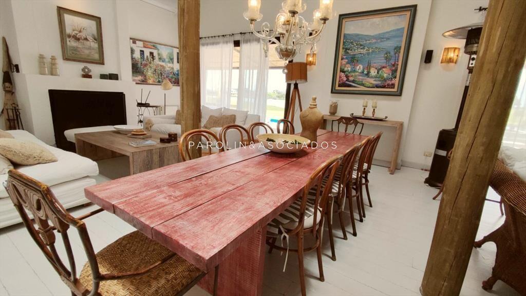 Venta de Hermosa Casa sobre la laguna en El