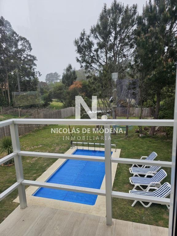 Vende casa de 4 dormitorios en Barrio Marly, del