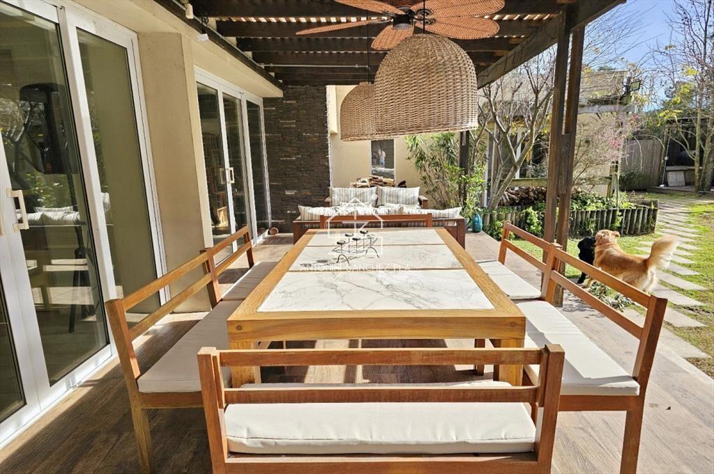 Casa de 5 dormitorios con piscina climatizada y