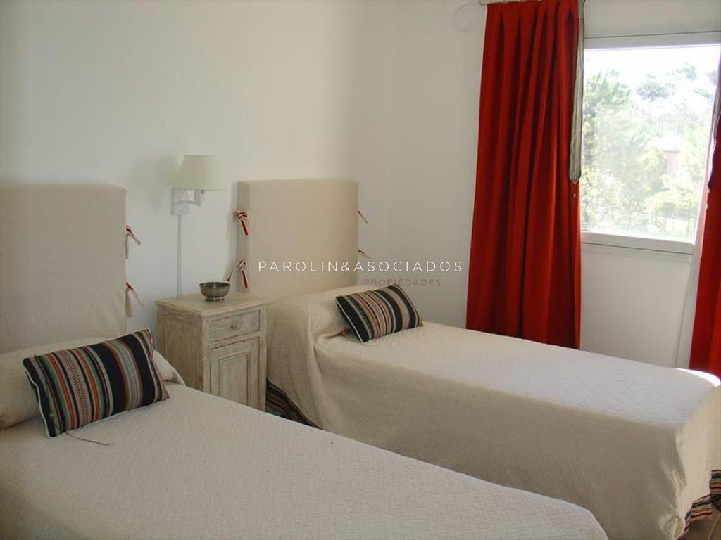 VENTA DE CASA DE 4 DORMITORIOS CON VISTA AL MAR