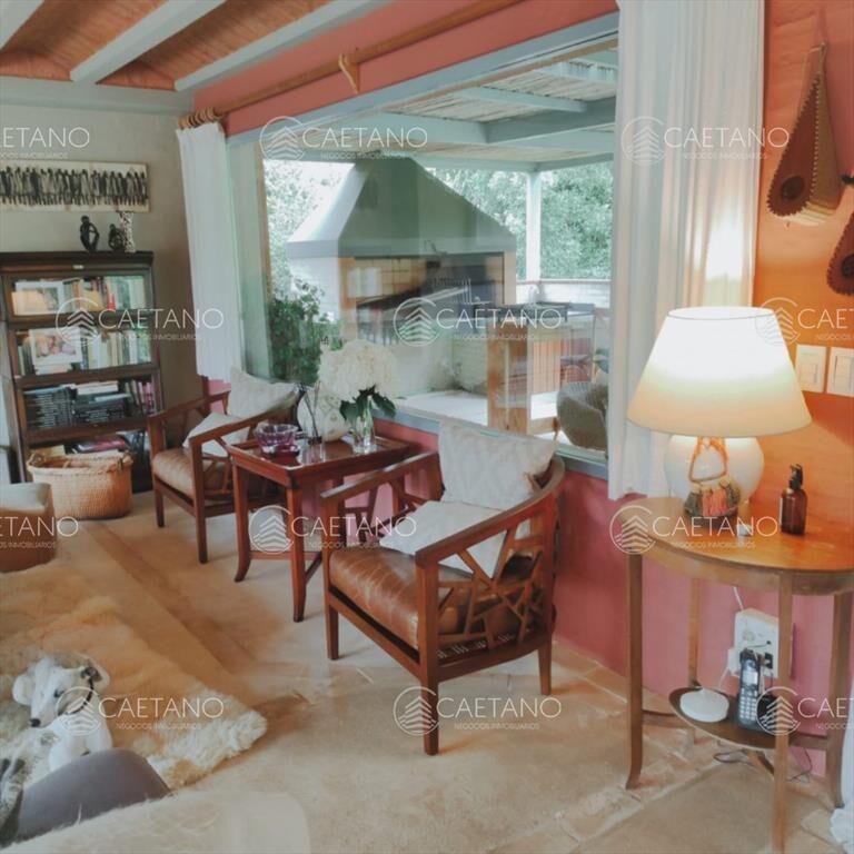 Hermosa casa de 2 niveles, con amplios espacios.