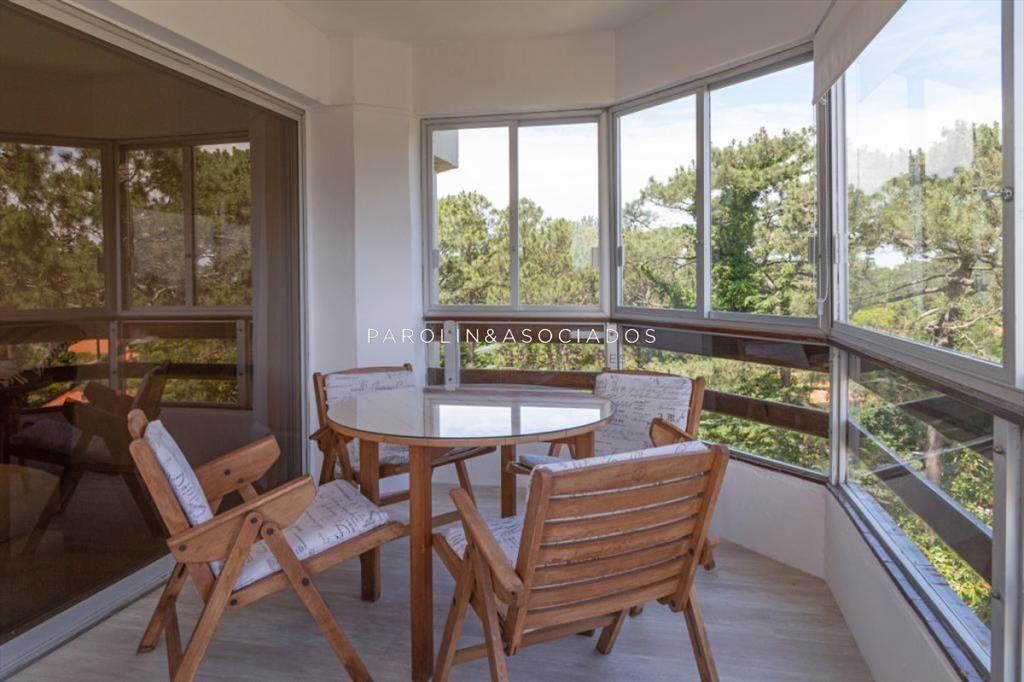 Apartamento en Venta de 3 dormitorios y servicio , Punta de