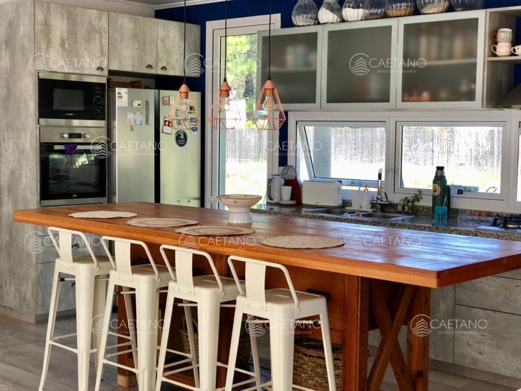 Casa 3 dormitorios barrio privado Punta del Este.