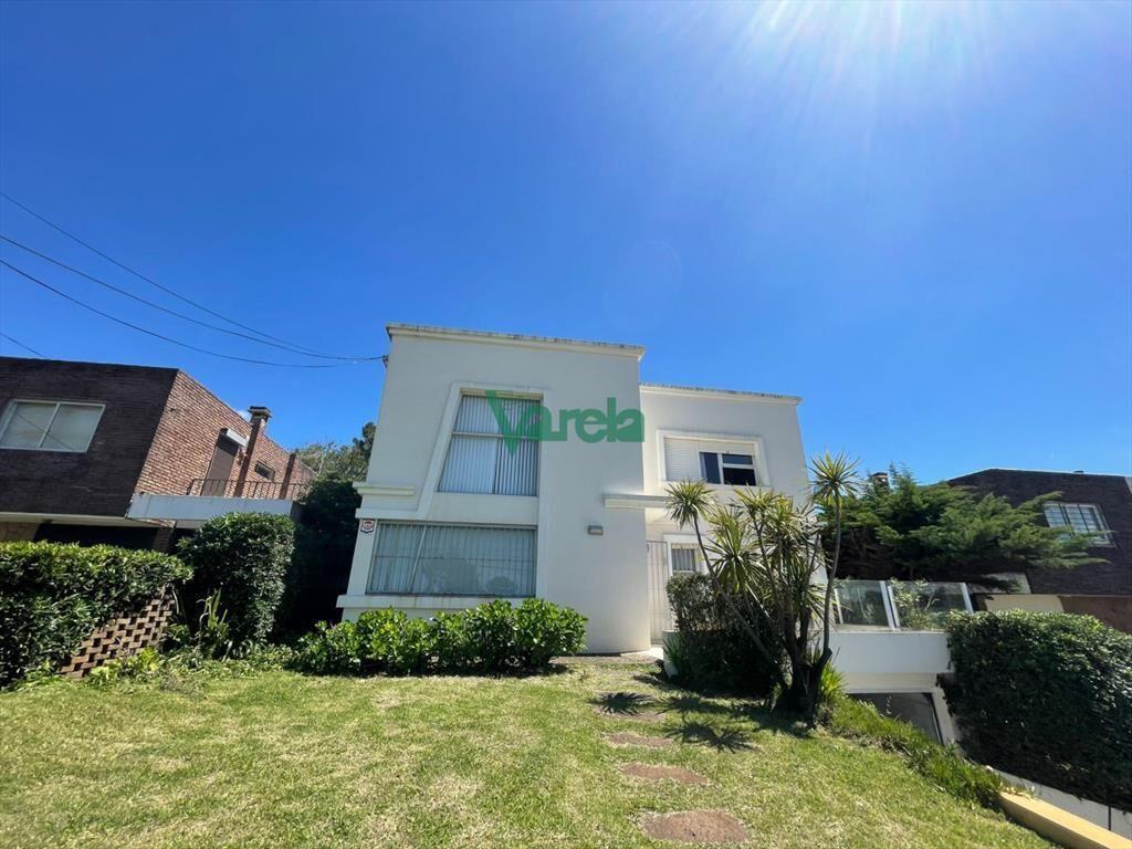 Casa de 4 dormitorios con piscina sobre la rambla