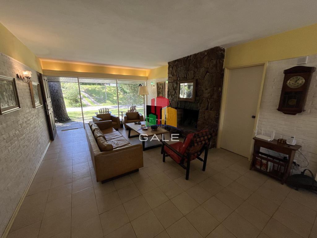 Casa en Playa Mansa, 5 dormitorios y 4 baÃ±os.