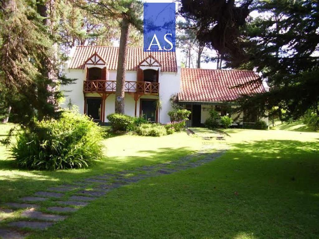 Casa 4 dormitorios en Playa Mansa Punta del Este