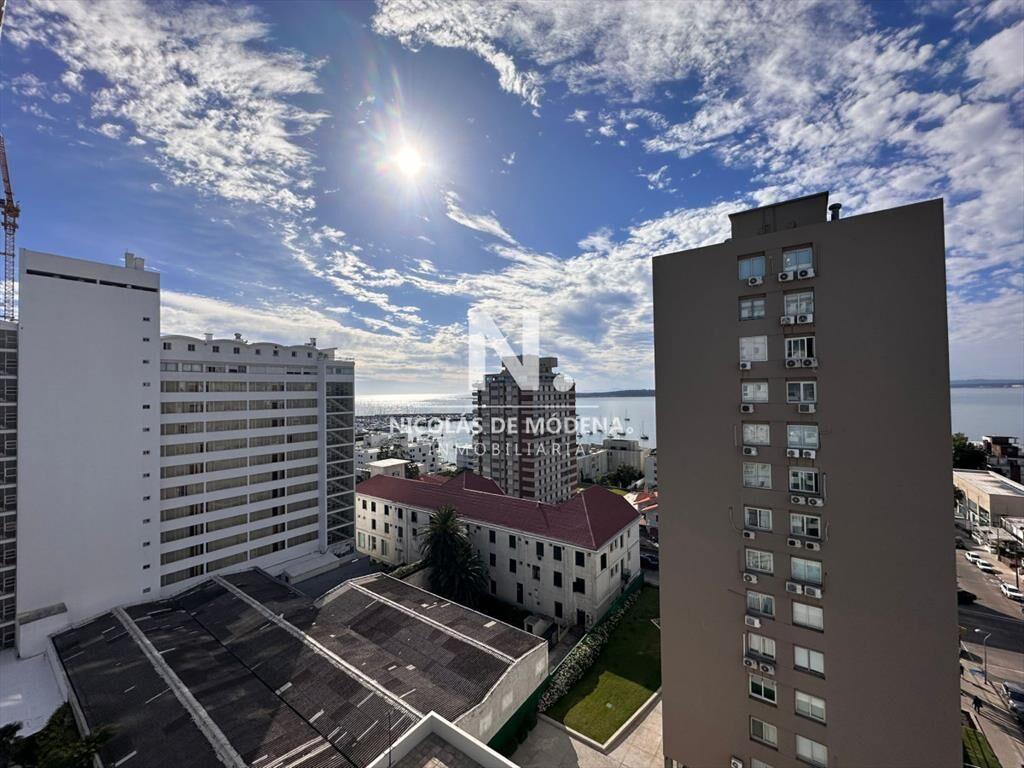 Vende apartamento de 2 dormitorios en Punta del