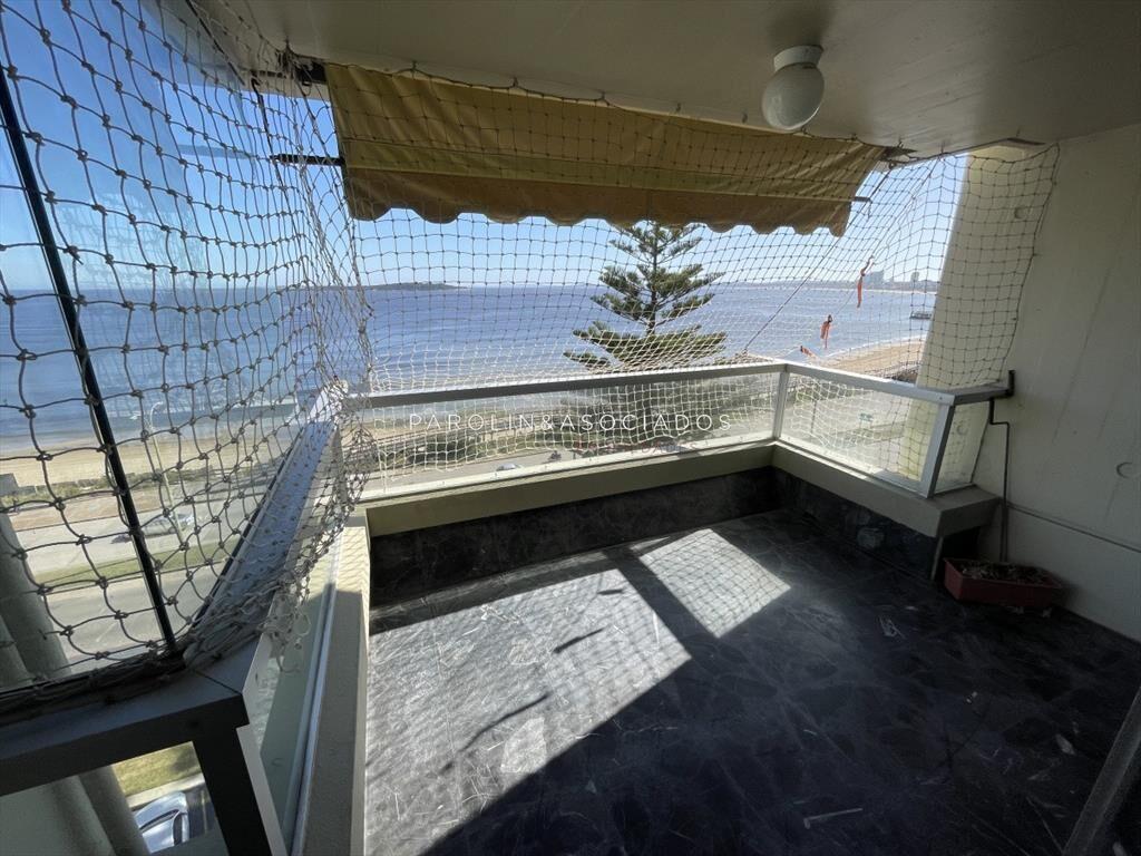 Apartamento en primera línea en edificio Malecón, Punta d