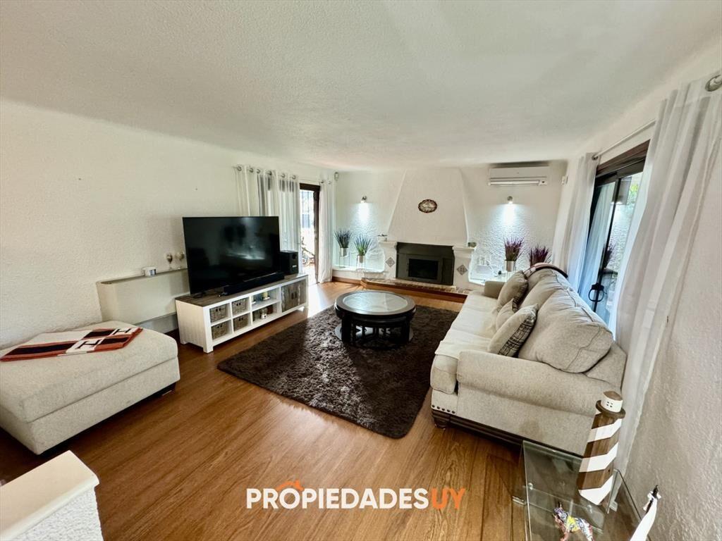 Excelente casa de 4 dormitorios con piscina en