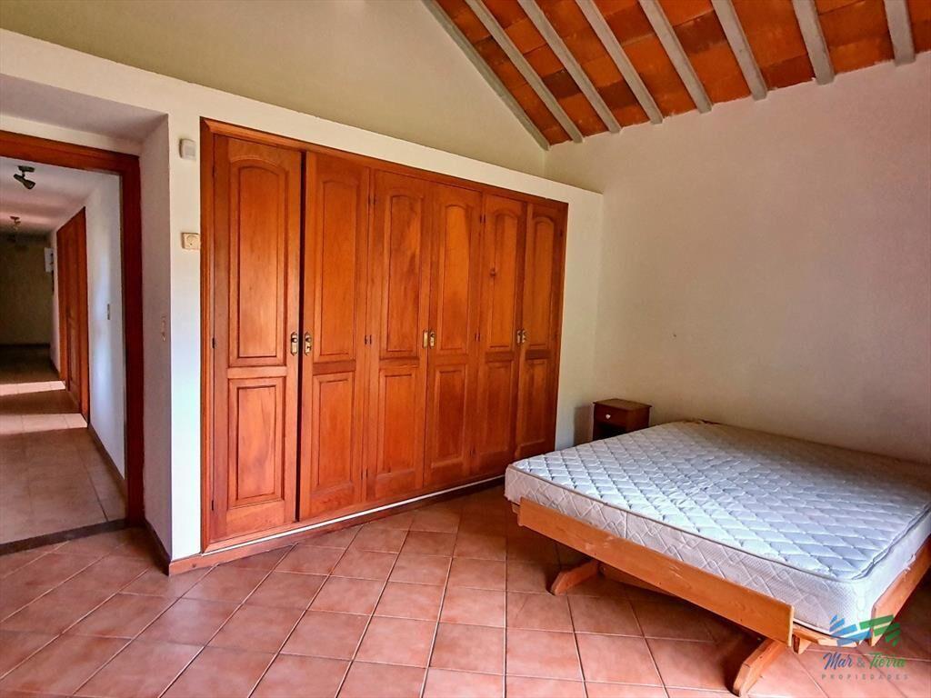 Se alquila anual casa 3 dormitorios con gran en