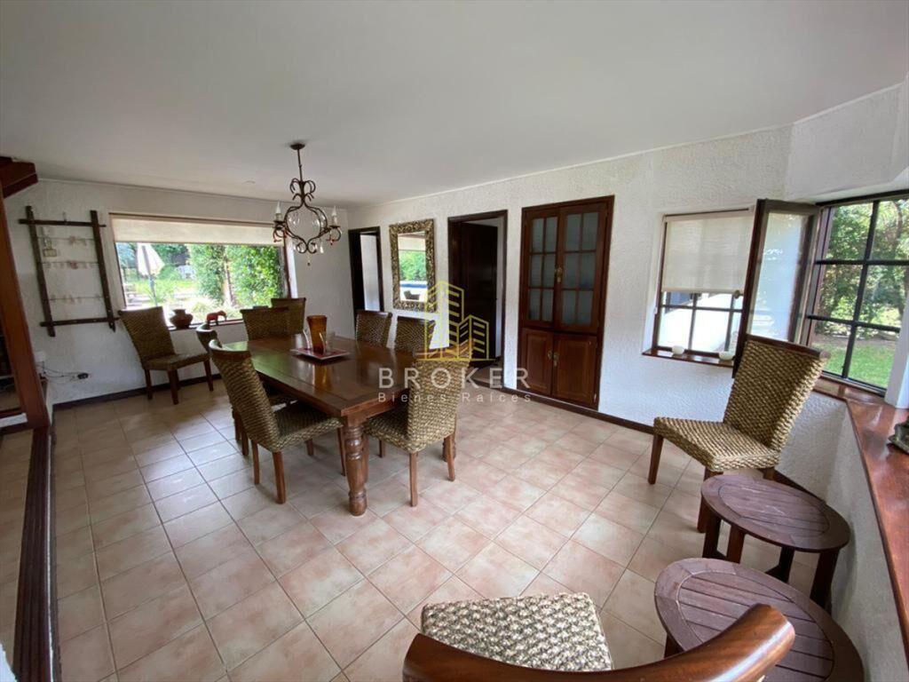 Amplia casa con piscina y hermoso jardÃ­n en