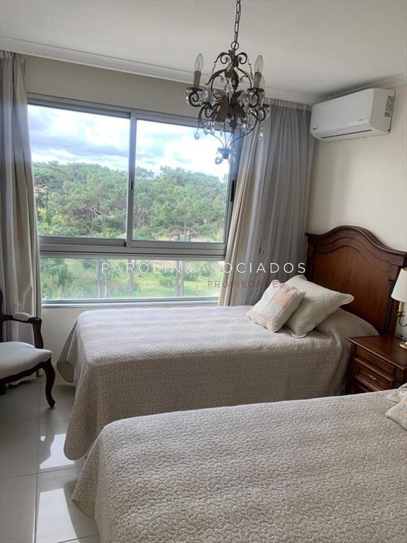 Apartamento de 3 dormitorios + dependencia en Ocean Drive I