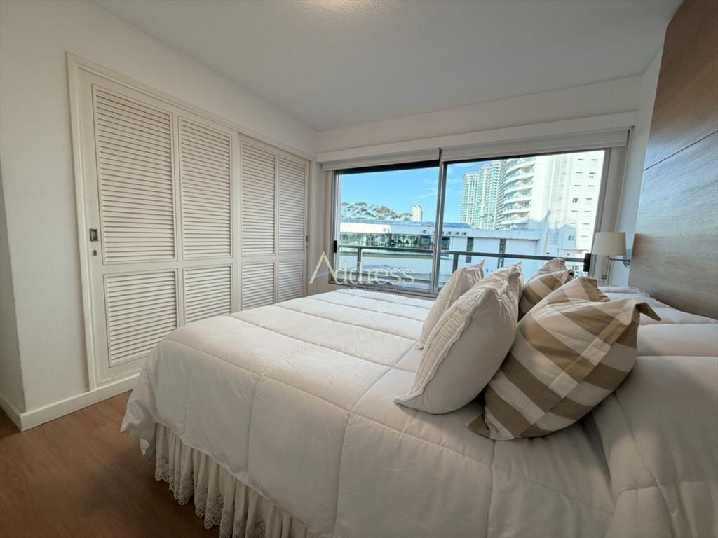 Apartamento en venta de 4 dormitorios con vista