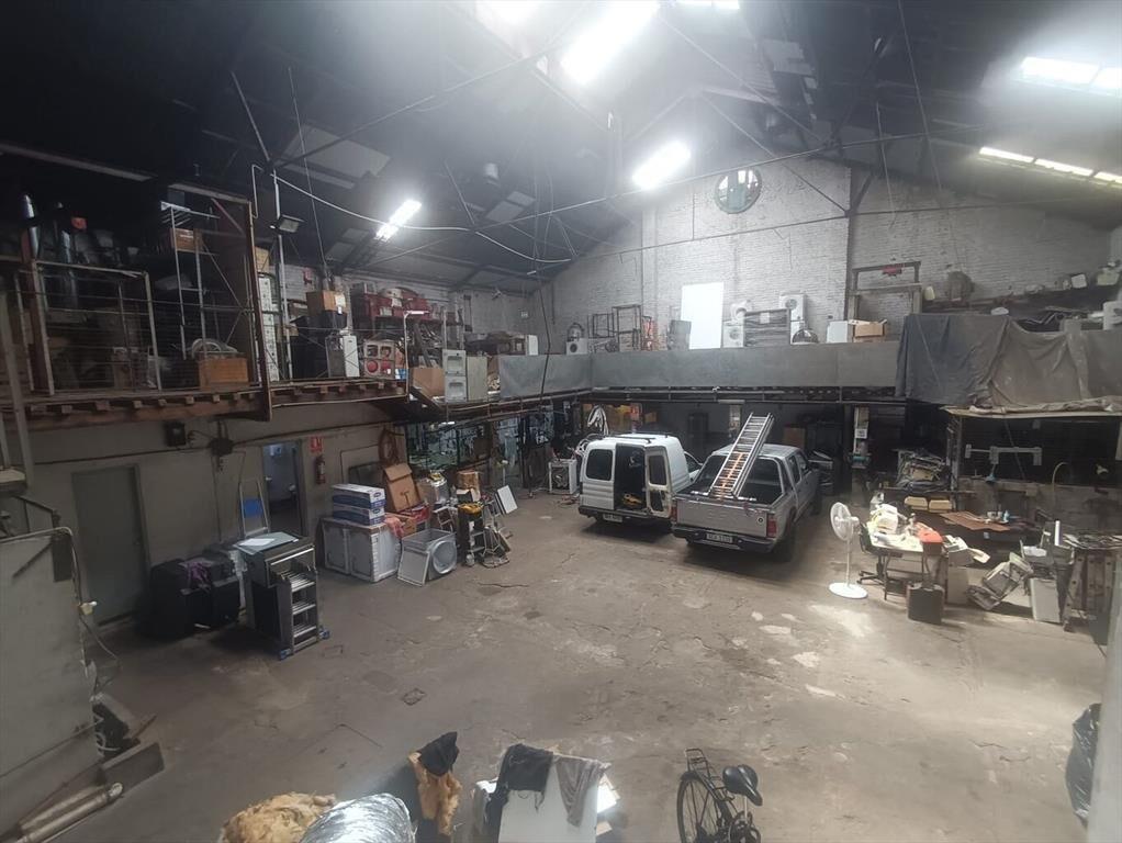 Depósito + locales en gran punto comercial de mucha demanda