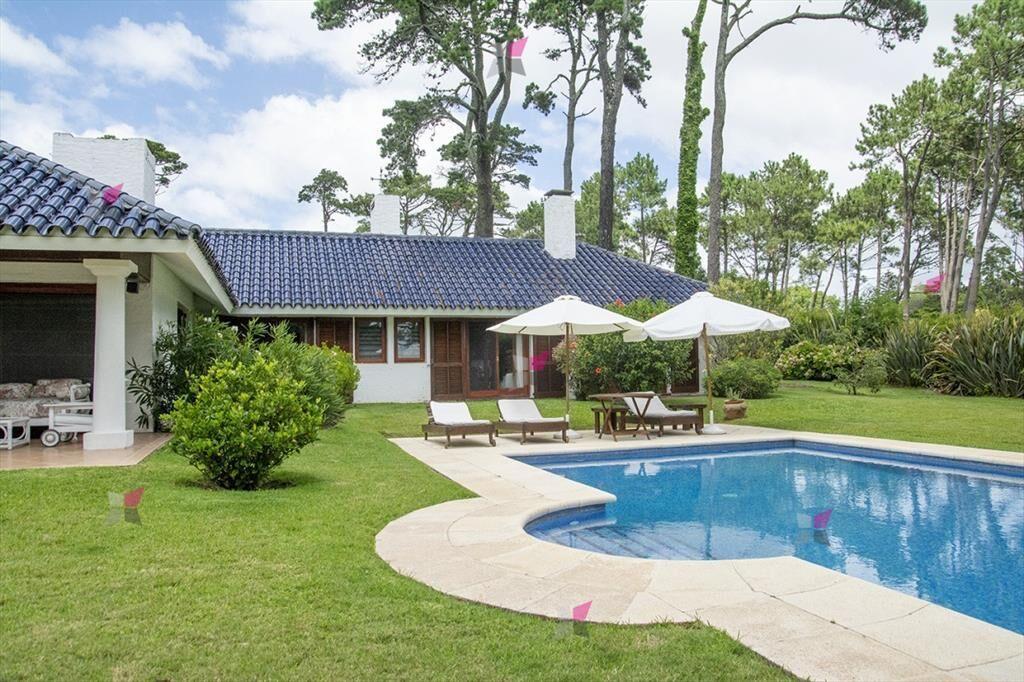 VENTA DE CASA DE 5 DORMITORIOS EN GOLF PUNTA DEL ESTE