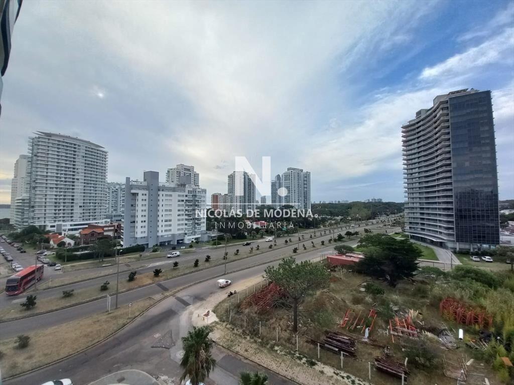 Vende apartamento de 2 dormitorios en Punta del