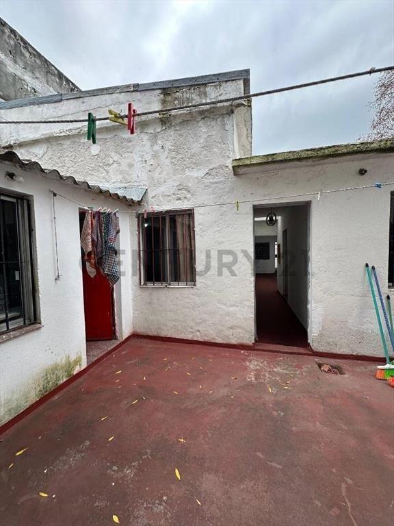 Venta/Casa La Comercial/3-4 dormitorios/1 baño/2 toilete/...