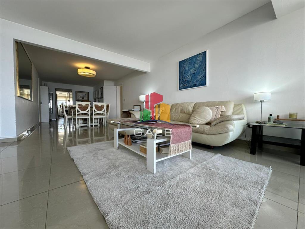 Apto en venta, Punta del este, playa brava.