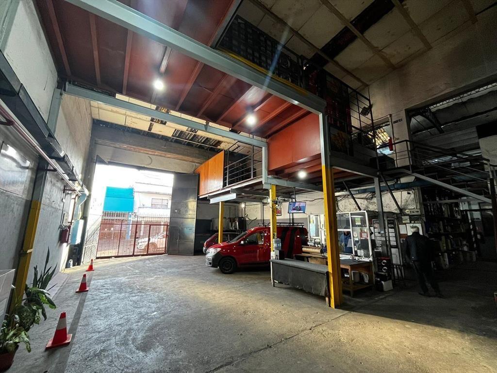 Gran deposito, 1000 m2 de planta + 600 m2 de entrepiso, 3 p