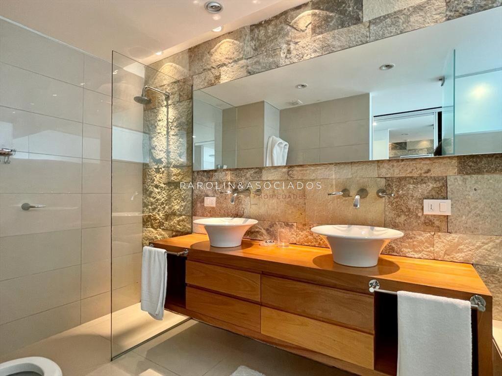 Apartamento 3 suites y dependencia en playa brava