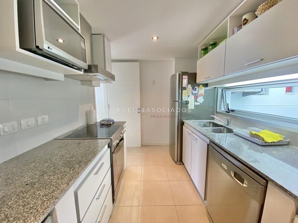 Venta de apartamento de 2 y medio en edificio Torre del Mar
