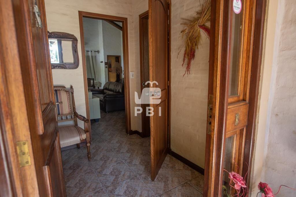 Muy amplia casa con piscina, parrillero y anexo.