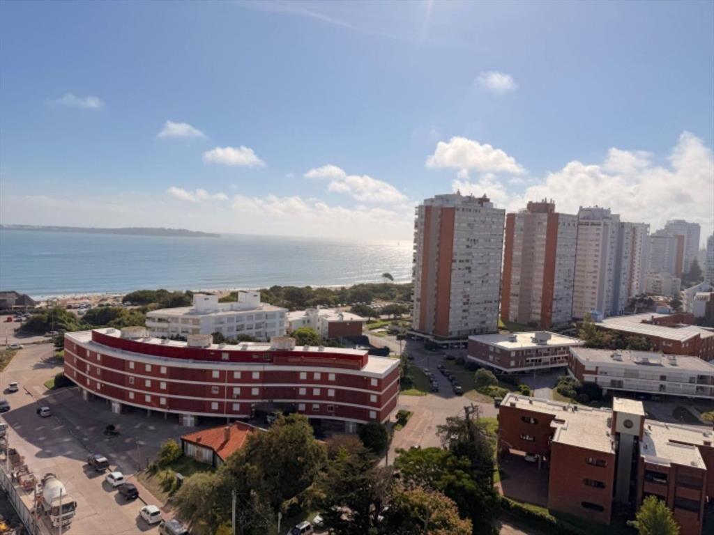 Apartamento en venta, 3 dormitorios y dependencia