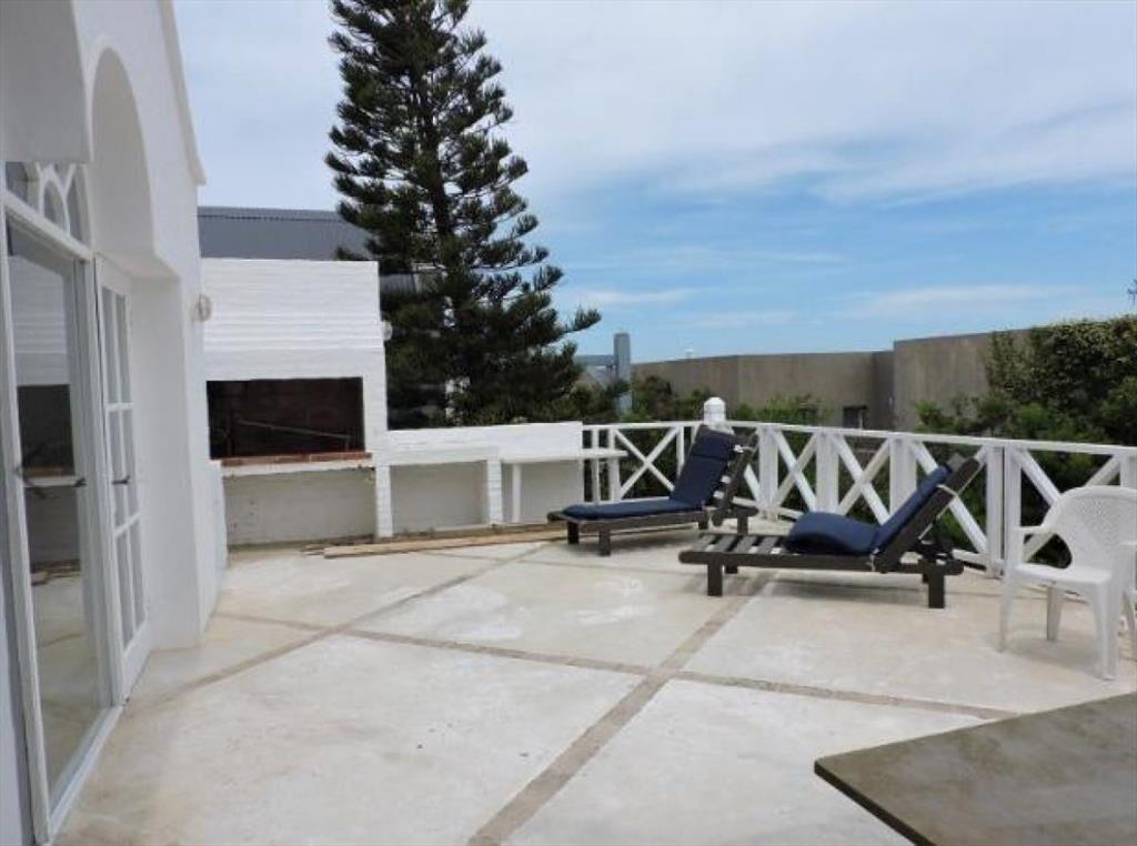 CASA EN VENTA DE 4 DORMITORIOS EN LA BARRA