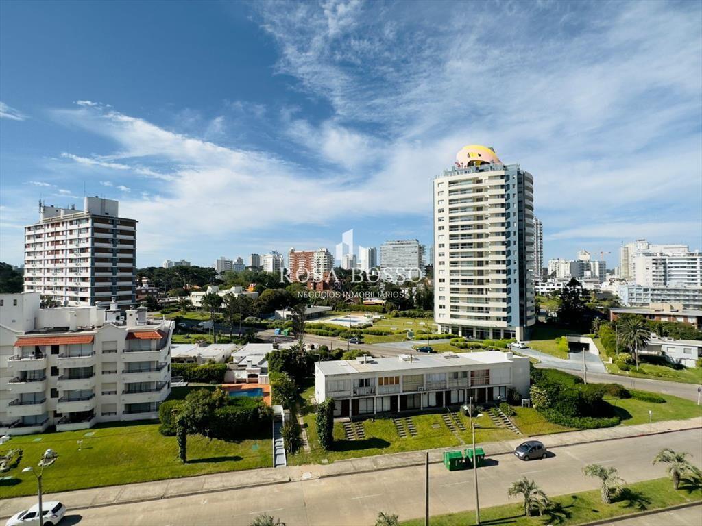 Venta y alquiler de apartamento de dos dormitorios en Punta