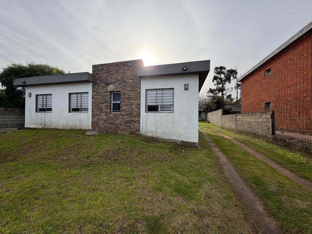 Venta de  2 Casas en un padrón con 4 dormitorios en Solymar