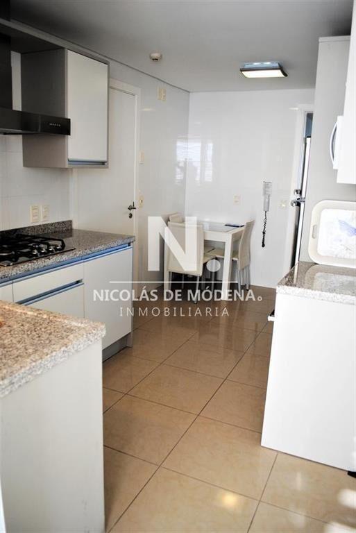 Departamento en prestigiosa torre de Punta del