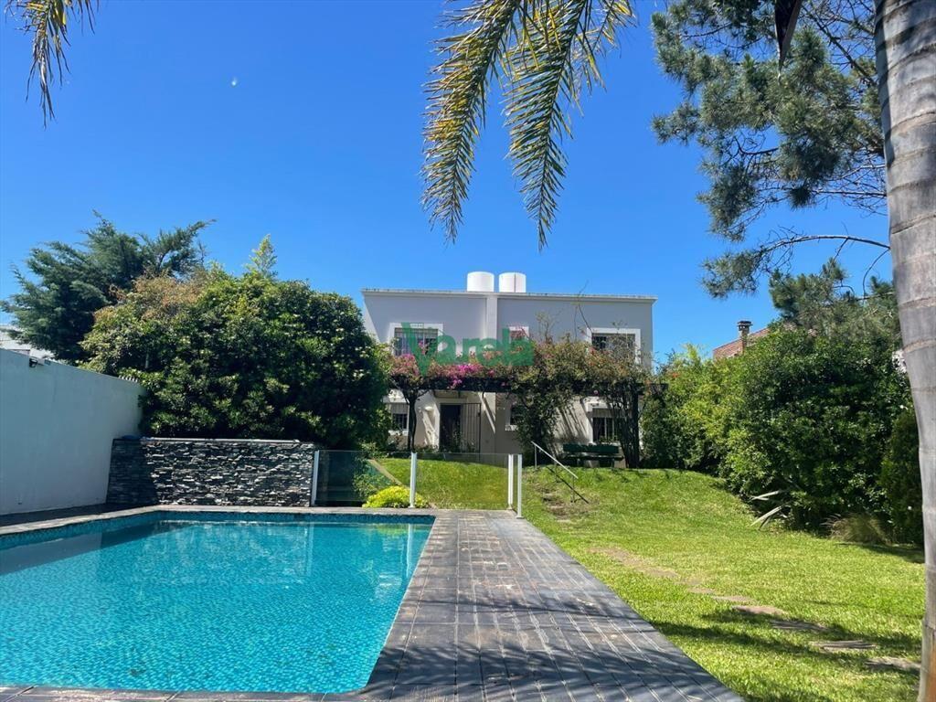Casa de 4 dormitorios con piscina sobre la rambla