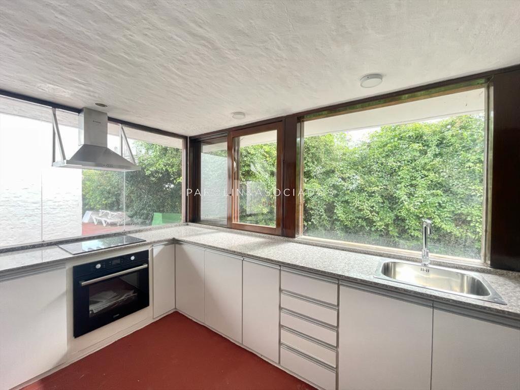 Casa en venta sobre la ruta, frente al mar Punta del Este.