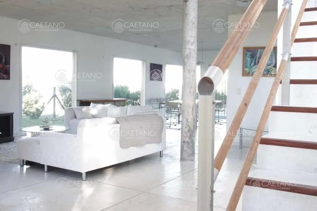 Hermosa casa amarilla de dos plantas con piscina!