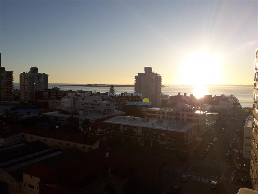 edificio a metros de playa brava