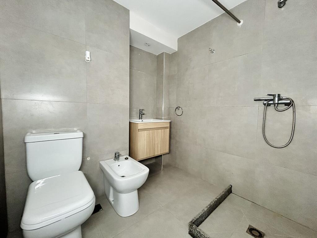 Venta monoambiente con patio con renta en La Comercial