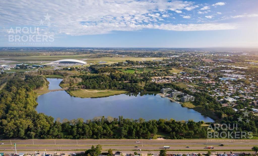 Apartamento de dos dormitorios en venta en Carrasco Este -