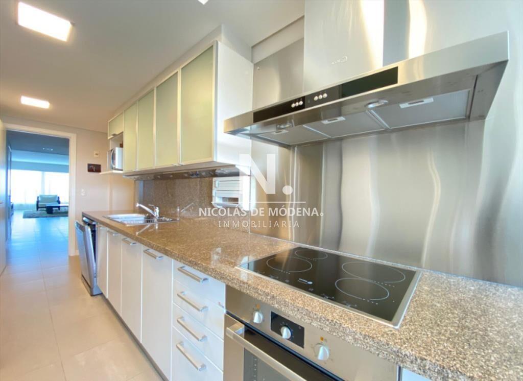 Vende Apartamento de 2 dormitorios frente al mar,